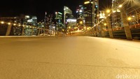 2. Kemudian saya mengambil gambar di sekitaran Bayfront. Tampak Esplanade terlihat dari jauh. Begitu pula dengan lampu-lampu di sekitaran gedung yang menyinari Singapura (Andhika/detikTravel)