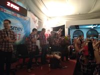 Yossy Project Pop Ajak Pendukung Ahok-Djarot Joget di Nobar Debat