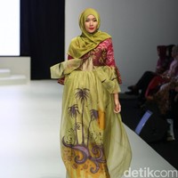 Koleksi Savitri di Indonesia Fashion Week 2017. Jakarta Convention Center. Senayan. Jakarta. [Foto: Mohammad Abduh/Wolipop]