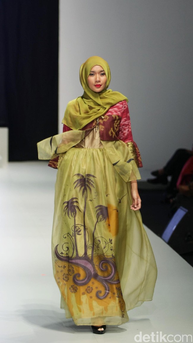 Koleksi Savitri di Indonesia Fashion Week 2017. Jakarta Convention Center. Senayan. Jakarta. [Foto: Mohammad Abduh/Wolipop]