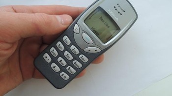 Nokia 3210 dirilis pada tahun 1999. Inilah salah satu ponsel yang mengawali kejayaan Nokia. Foto: Istimewa