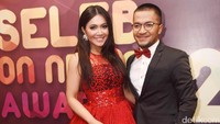 Kedua pasangan itu terlihat serasi dengan gaun dan setelan jas. Pool/Noel/detikFoto.
