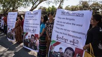 Dalam aksi yang berlangsung di Pelabuhan Thilawa, puluhan biksu Buddha dan demonstran melambai-lambaikan bendera nasional dan banner bertuliskan No Rohingya. Lauren DeCicca/Getty Images.