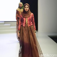 Koleksi Savitri di Indonesia Fashion Week 2017. Jakarta Convention Center. Senayan. Jakarta. [Foto: Mohammad Abduh/Wolipop]