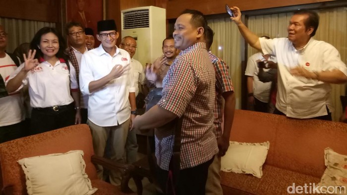 Saat Sandiaga Uno Dapat Surprise dari Pendukung Jokowi
