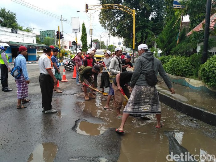 Bupati dan Santri di Situbondo Perbaiki Jalan Rusak