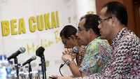 Dokumen palsu tersebut diduga untuk melakukan kejahatan ekonomi. Hal tersebut disampaikan Kepala kantor pelayanan utama bea cukai bandara Soekarno Hatta Erwin Situmorang dalam konferensi pers bersama di kantor Bea Cukai, Jl Ahmad Yani, Rawamangun, Jaktim, Jumat (10/2/2017).