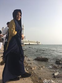 Foto Gaya Hijab Syari Dewi Sandra Selama Umrah