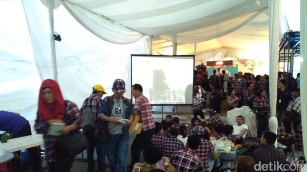 Proyektor untuk menonton debat di Rumah Lembang.