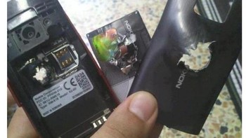 Ketika ada berita Nokia X2 bisa menahan peluru, Nokia 3310 sebagai moyangnya ikut bangga karena kekuatannya berhasil diwariskan. Foto: Istimewa