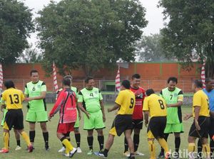 Duel Bola dengan Wartawan Peringati Hari Pers, Bupati Irsyad Cedera