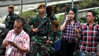 Tak hanya itu, personel TNI juga tengah berjaga dengan persenjataan lengkap.