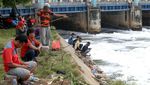Menjala Ikan di Sungai Penuh Limbah