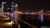 3. Di Esplanade, saya mengambil gambar dari sisi yang berlainan. Sial sekali karena kala itu karena saya lupa membawa tripod. Namun, saya berhasil mengabadikan gedung Marina by Sands yang terkenal dari kejauhan (Andhika/detikTravel)