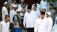 SBY melaksanakan salat Jumat di Masjid Al-Riyadh, Kwitang, Jakarta Pusat.