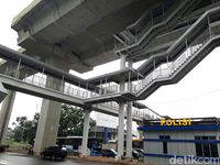 Menaiki tangga menuju halte tertinggi di Proyek Busway Layang Ciledug-Tendean