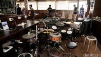Salah satu bagian dek kapal pun diubah menjadi ruang studio rekaman oleh band pelantun Hero itu. Hanif Hawari/detikHOT