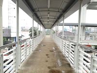 Menaiki tangga menuju halte tertinggi di Proyek Busway Layang Ciledug-Tendean