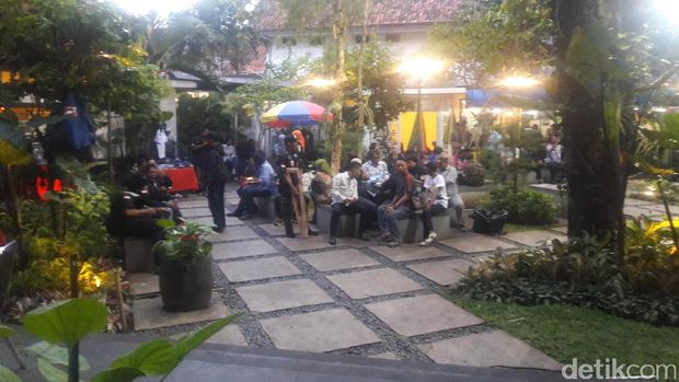 Pendukung Agus-Sylviana di Wisma Proklamasi.