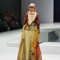 Koleksi Savitri di Indonesia Fashion Week 2017. Jakarta Convention Center. Senayan. Jakarta. [Foto: Mohammad Abduh/Wolipop]
