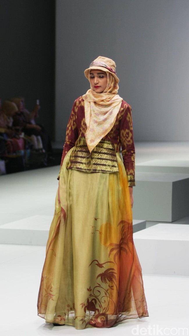 Koleksi Savitri di Indonesia Fashion Week 2017. Jakarta Convention Center. Senayan. Jakarta. [Foto: Mohammad Abduh/Wolipop]
