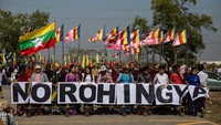 Kapal Malaysia yang mengangkut barang-barang bantuan untuk warga Rohingya telah tiba di pelabuhan di Yangon, Myanmar hari ini. Kedatangan kapal tersebut disambut para demonstran anti-Rohingya yang berkumpul di pelabuhan. Lauren DeCicca/Getty Images.