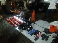 Pernak-pernik Agus-Sylvi dijual bareng di lokasi nobar.
