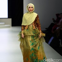 Koleksi Savitri di Indonesia Fashion Week 2017. Jakarta Convention Center. Senayan. Jakarta. [Foto: Mohammad Abduh/Wolipop]