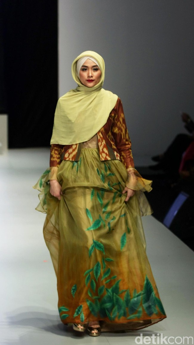 Koleksi Savitri di Indonesia Fashion Week 2017. Jakarta Convention Center. Senayan. Jakarta. [Foto: Mohammad Abduh/Wolipop]