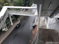 Menaiki tangga menuju halte tertinggi di Proyek Busway Layang Ciledug-Tendean