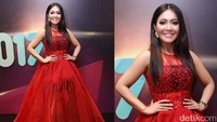 Denada tampil cantik dengan gaun merah semi transparan. Pool/Palevi S/detikFoto.