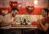 Restoran Ini Sediakan 'Love Booth' untuk Santap Pizza Berdua
