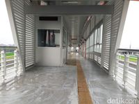 Suasana di dalam Halte Busway