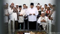 Selain Salat Jumat, SBY juga melakukan ziarah ke makam Kwitang yang berada di lingkungan masjid tersebut.