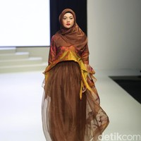 Koleksi Savitri di Indonesia Fashion Week 2017. Jakarta Convention Center. Senayan. Jakarta. [Foto: Mohammad Abduh/Wolipop]