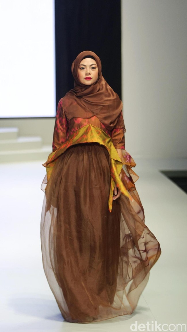 Koleksi Savitri di Indonesia Fashion Week 2017. Jakarta Convention Center. Senayan. Jakarta. [Foto: Mohammad Abduh/Wolipop]