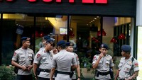 Sejumlah Brimob juga berjaga disekitar lokasi debat.