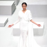 Busana Terbaru Barli Asmara di Indonesia Fashion Week 2017. Jakarta Convention Center. Senayan. Jakarta. [Foto: Mohammad Abduh/Wolipop]