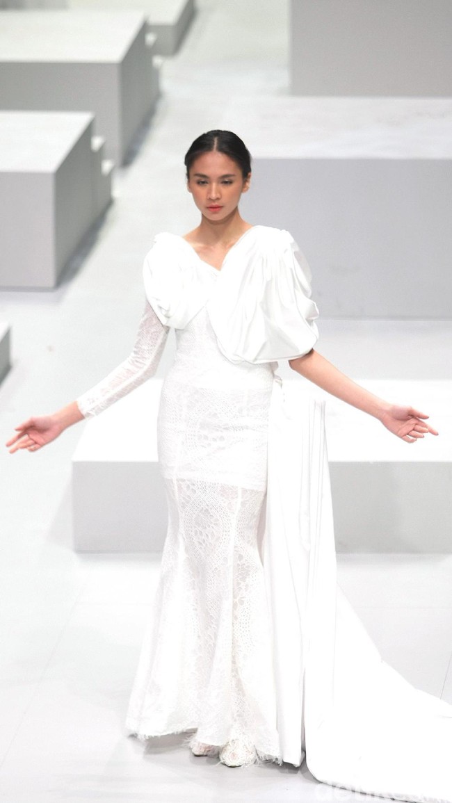 Busana Terbaru Barli Asmara di Indonesia Fashion Week 2017. Jakarta Convention Center. Senayan. Jakarta. [Foto: Mohammad Abduh/Wolipop]