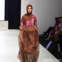 Koleksi Savitri di Indonesia Fashion Week 2017. Jakarta Convention Center. Senayan. Jakarta. [Foto: Mohammad Abduh/Wolipop]