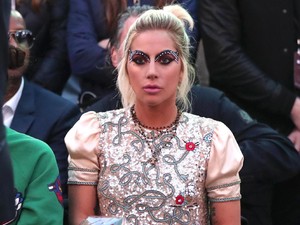 Makeup Mata Lady Gaga Berhiaskan Kristal Saat Hadiri Fashion Show
