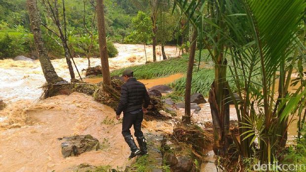 Banjir di Lebak Tewaskan 1 Orang dan Rusak Jembatan