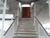 Menaiki tangga menuju halte tertinggi di Proyek Busway Layang Ciledug-Tendean