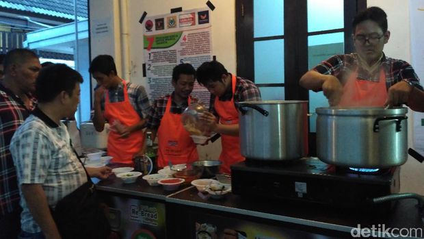 Makanan yang disiapkan oleh panitia di Rumah Lembang.