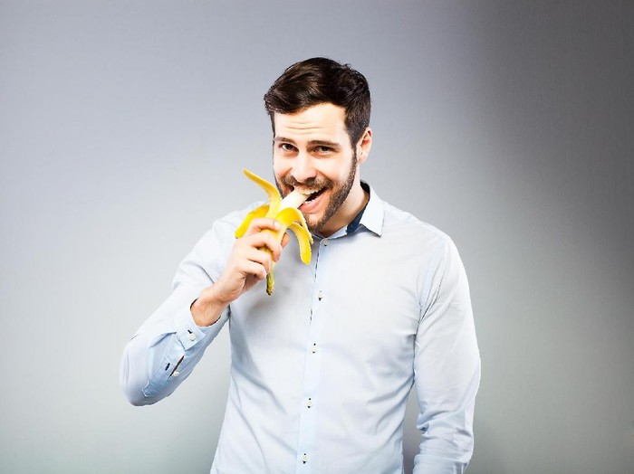 ilustrasi pria makan pisang ilustrasi pria makan pisang
