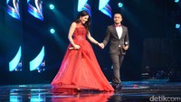 Mesranya Ihsan yang menggandeng tangan kekasihnya itu di atas panggung. Pool/Noel/detikFoto.