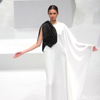 Busana Terbaru Barli Asmara di Indonesia Fashion Week 2017. Jakarta Convention Center. Senayan. Jakarta. [Foto: Mohammad Abduh/Wolipop]