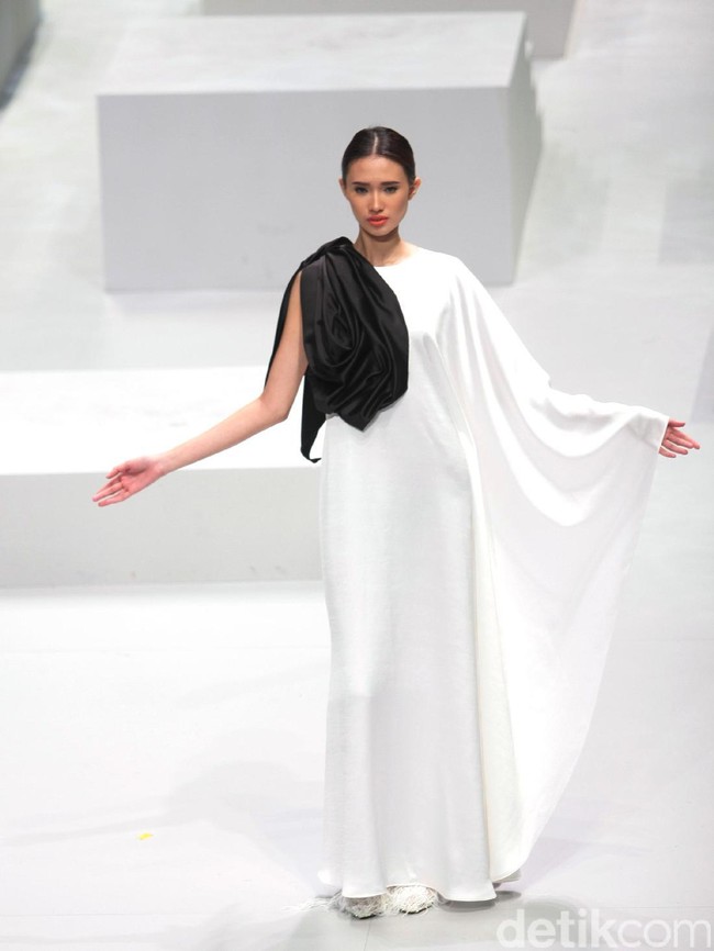 Busana Terbaru Barli Asmara di Indonesia Fashion Week 2017. Jakarta Convention Center. Senayan. Jakarta. [Foto: Mohammad Abduh/Wolipop]