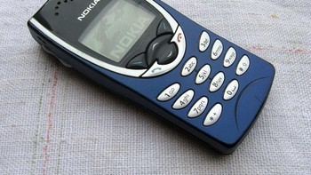 Nokia 8210 dilahirkan pada tahun 1999 dan menjadi idola anak muda di masanya. Foto: Istimewa