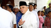 Ia didampingi oleh besannya, Hatta Rajasa.
